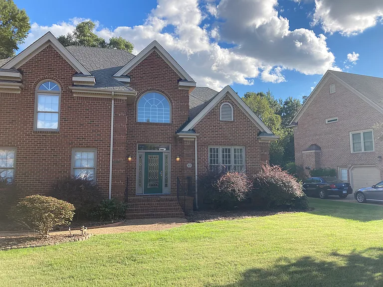 305 Fairway Ln — Photo 1