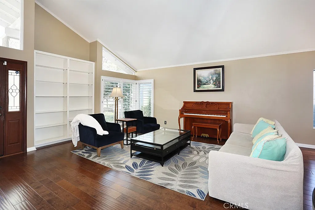4 bed, 2.5 bath, 2400 sqft, $5,900 — Photo 4