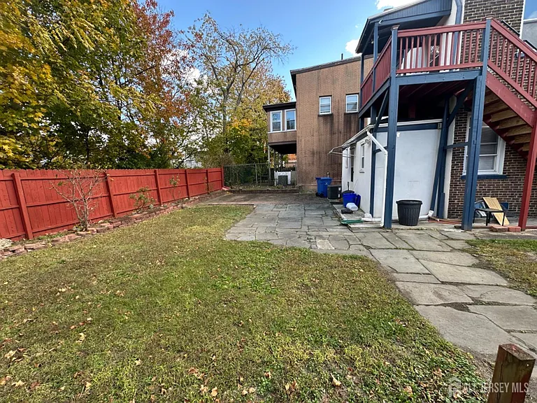 151 N Broadway — Photo 5