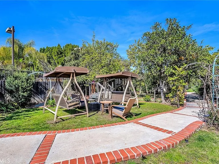 18423 Linnet St — Photo 51