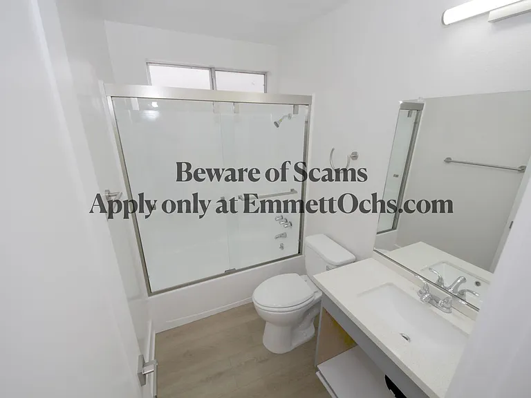 Overland Court — Photo 9