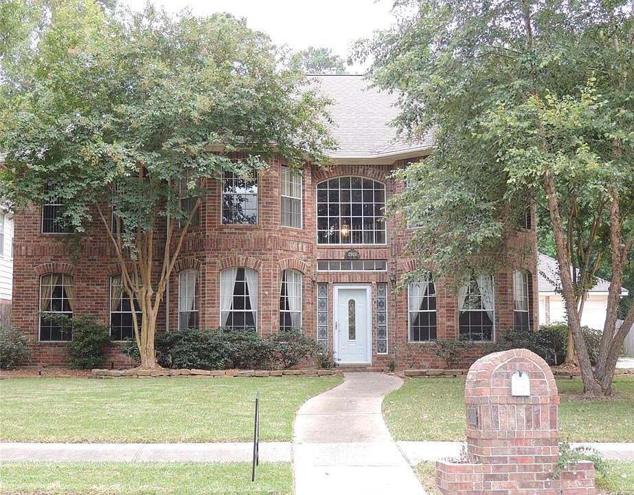 1st image of 2910 Parkwood Dr