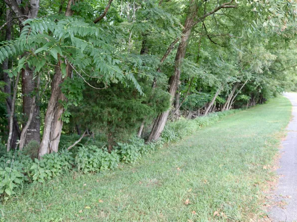 5750 Lost Dr, Roanoke, VA 24018