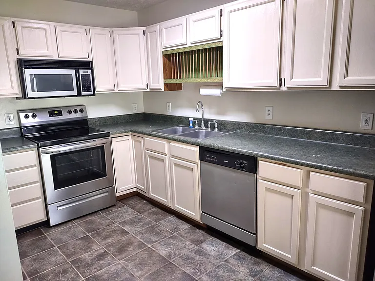 2208 Melrose Ln — Photo 9