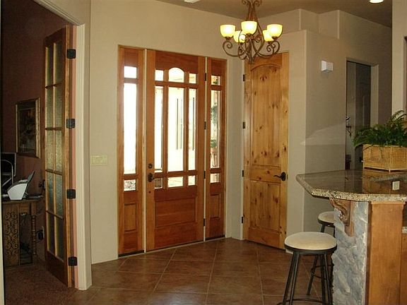 entry w/ peninsula