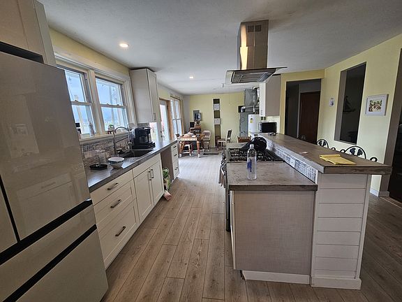 2nd image of 5964 E Bayshore Rd