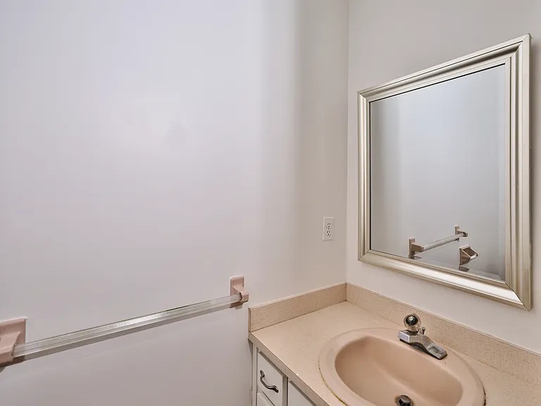 815 Clawson Ave — Photo 17
