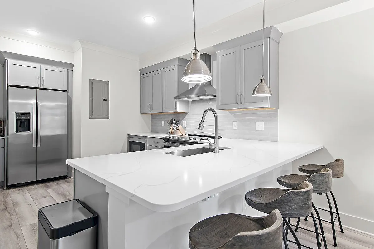 1 bed, 1.0 bath, 837 sqft, $1,900 — Photo 3
