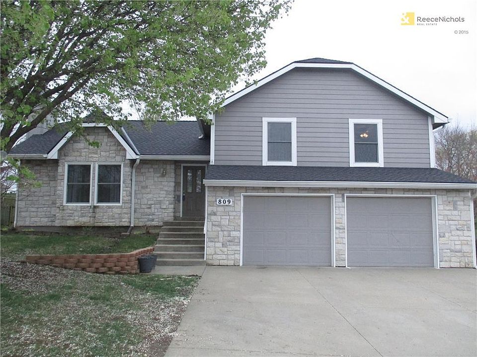 Lovely tri-level living! Two spacious garage bays and a great deal of curb appeal.