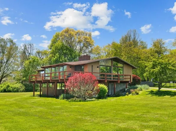 99 Black Point Ln, Portsmouth, RI 02871