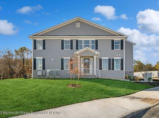 4010 Heron Dr, Farmingdale, NJ 07727