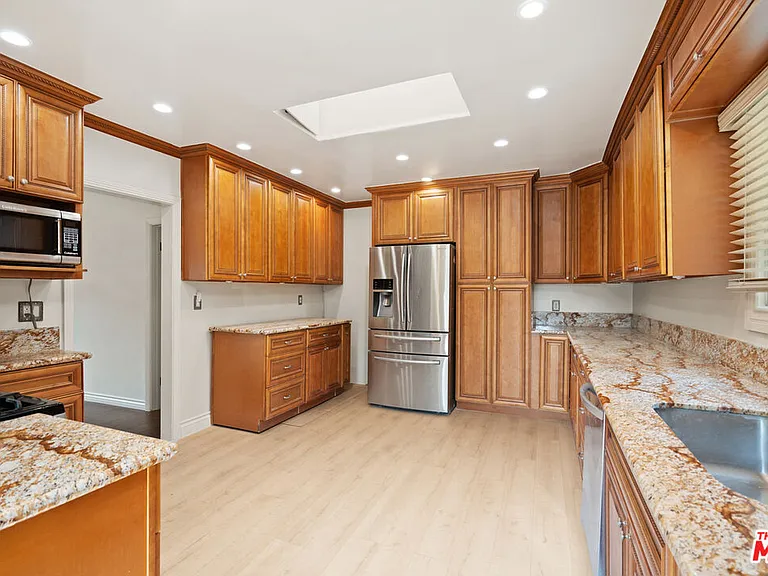 422 S Clark Dr — Photo 6