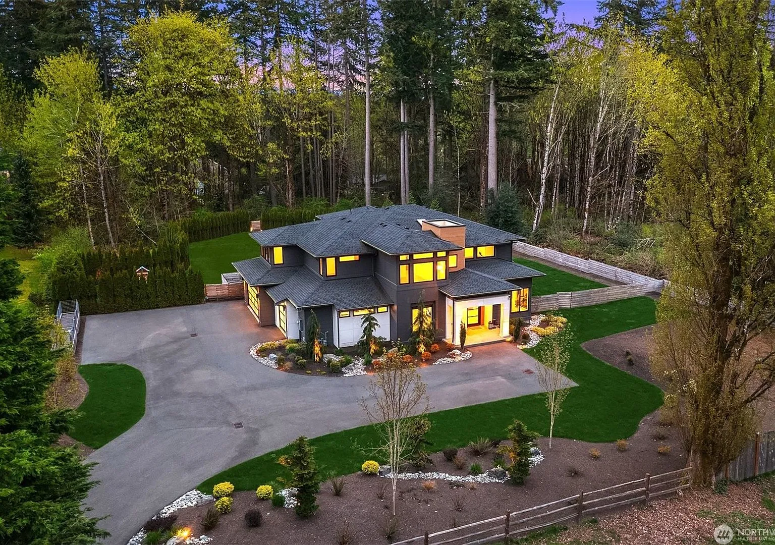 Contemporary Luxury Meets Exceptional Privacy in Woodinville — Photo 4