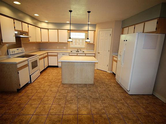4th image of 1420 Little Creek Dr
