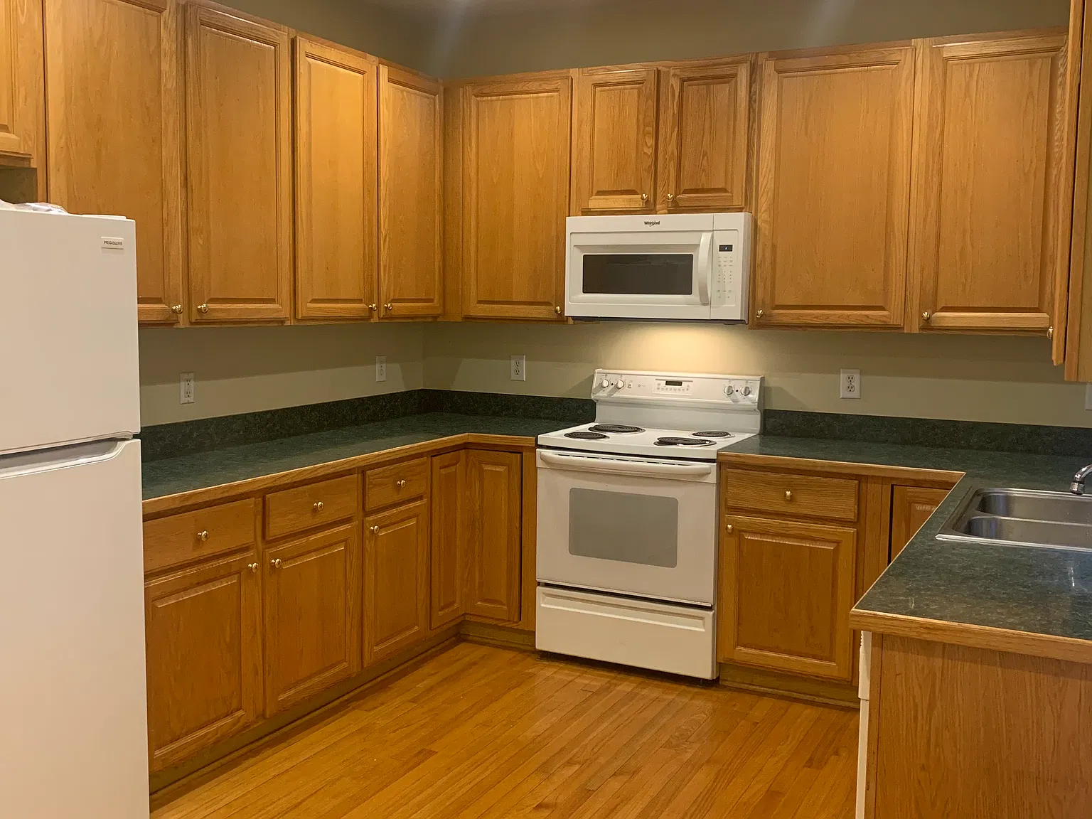 3 bed, 2.5 bath, 1641 sqft, $4,000 — Photo 4