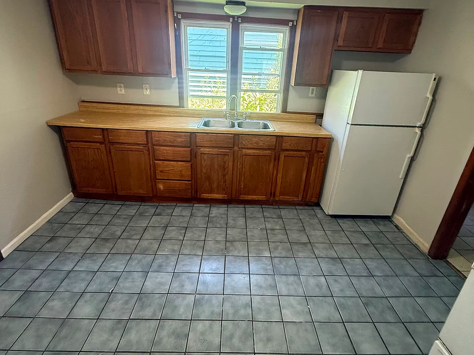 303 2nd Ave #1