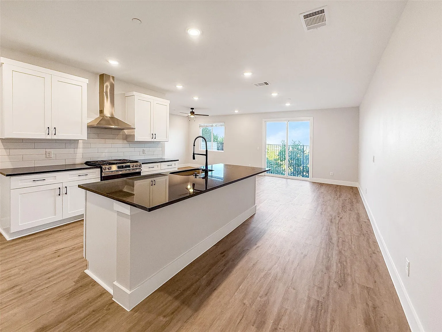 3 bed, 2.5 bath, 1843 sqft, $3,390 — Photo 4