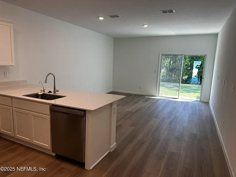 611 Holly Lakes Dr — Photo 5