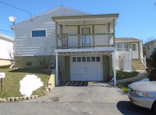 1247 Trapps Ln, Allentown, PA 18103