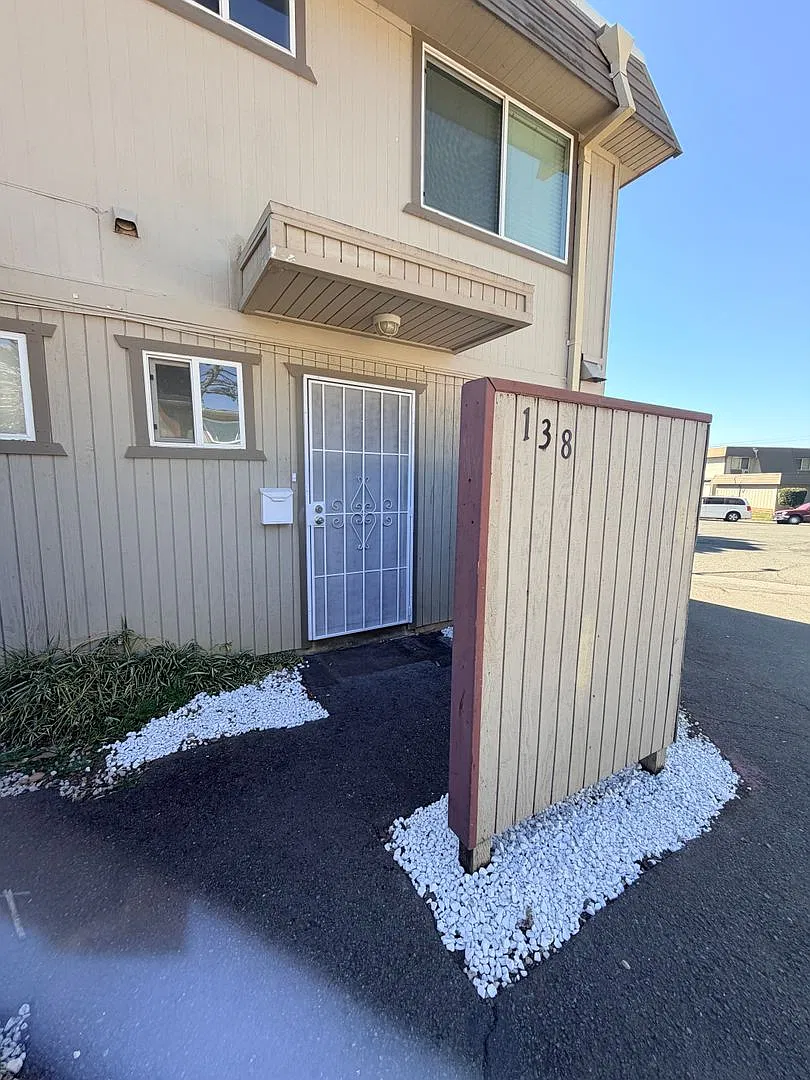 Beautiful 2X1.5 Townhome with a Detached Garage — Photo 3