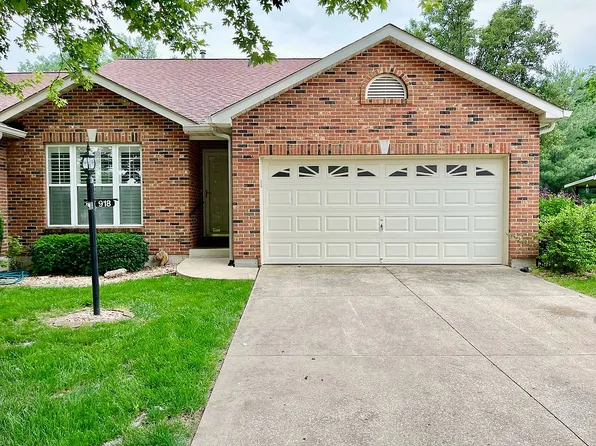 918 Lexington Estates Dr, Godfrey, IL 62035