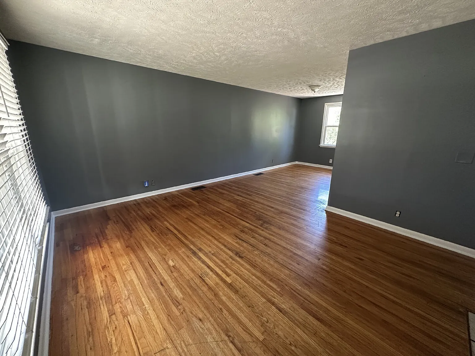 3 bed, 1.0 bath, 1350 sqft, $1,295 — Photo 1