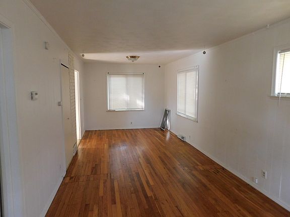3rd image of 1120 E Breckenridge St