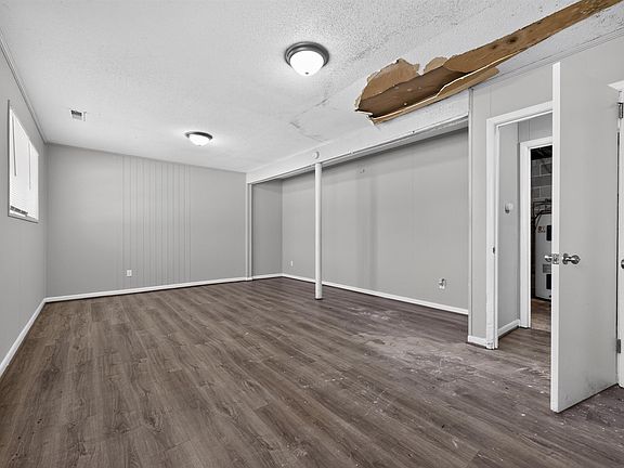 3rd image of 823 Country View Dr