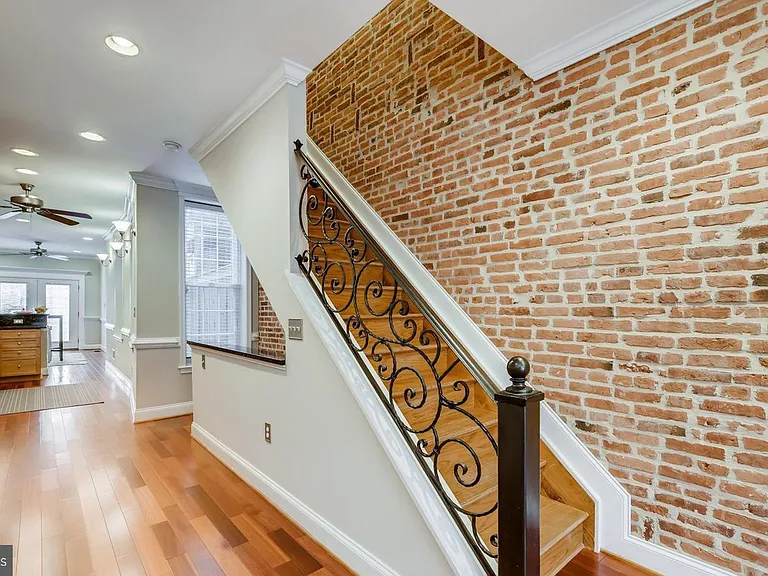 130 W Ostend St — Photo 12