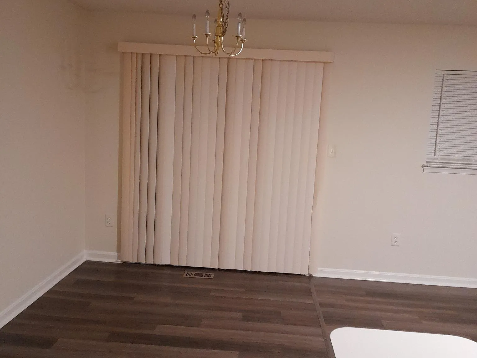 3 bed, 2.5 bath, 13100 sqft, $2,350 — Photo 4