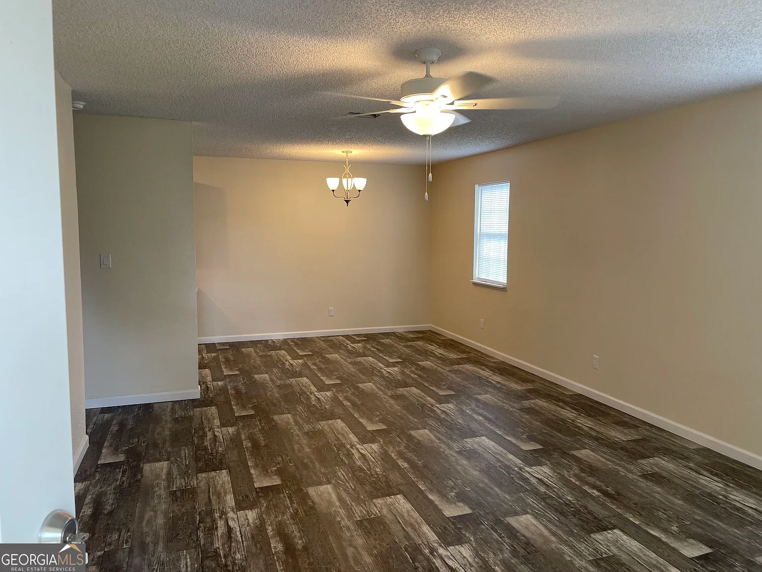 3 bed, 2.0 bath, 1144 sqft, $1,700 — Photo 2