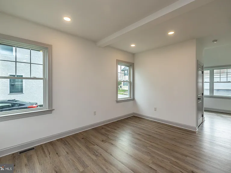411 James St — Photo 21