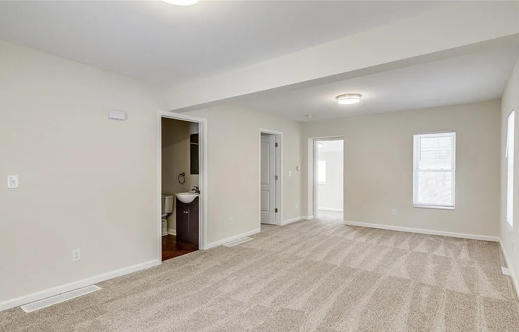 3 bed, 1007 sqft, $1,900 — Photo 2