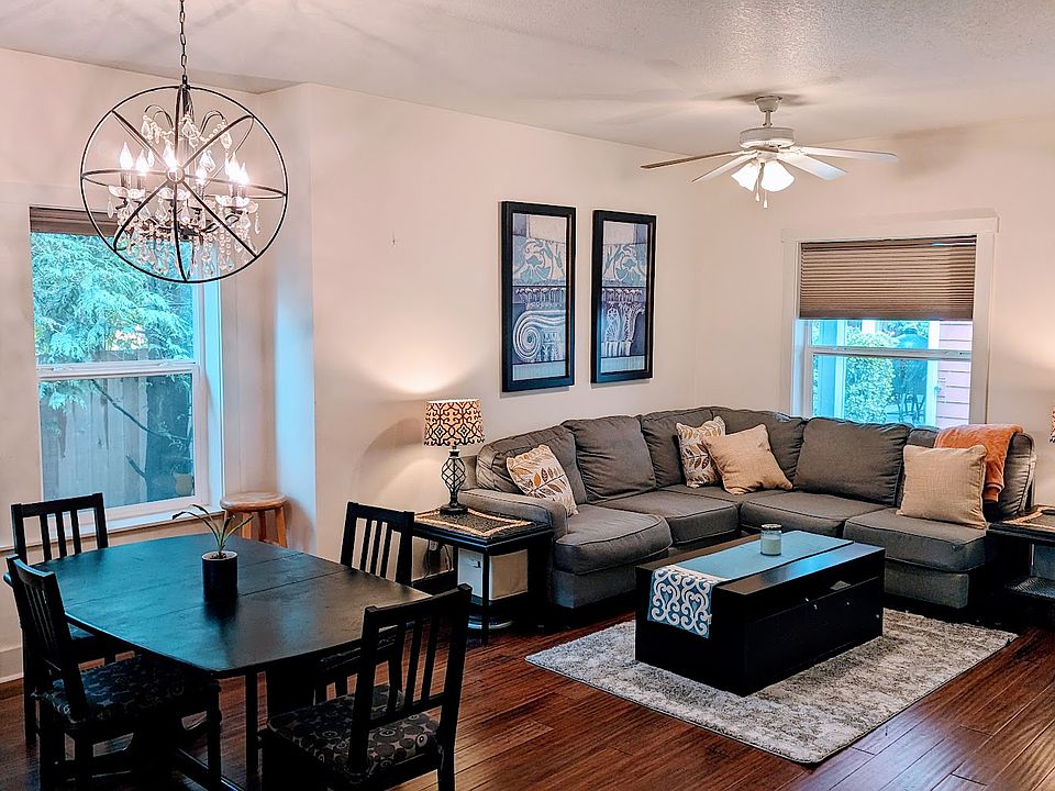 Living room/Dining Room - Smart TV. Dimmable lights.