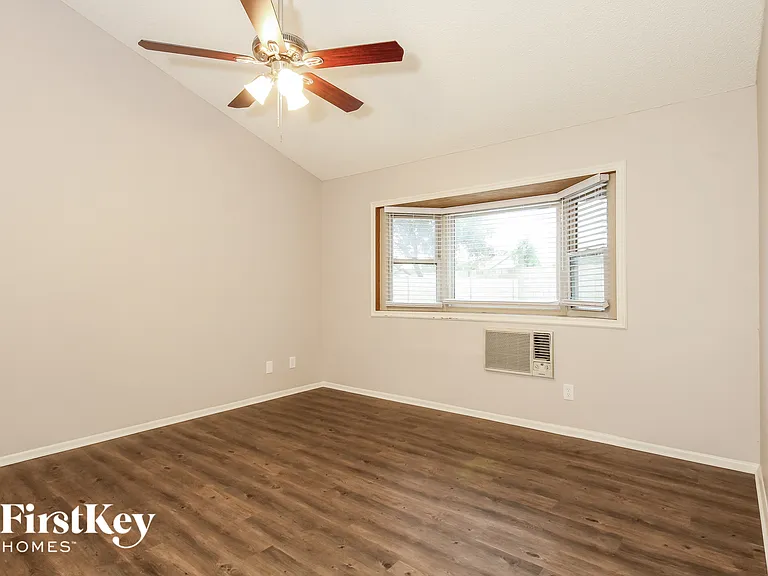 13269 N 56th Ave — Photo 8