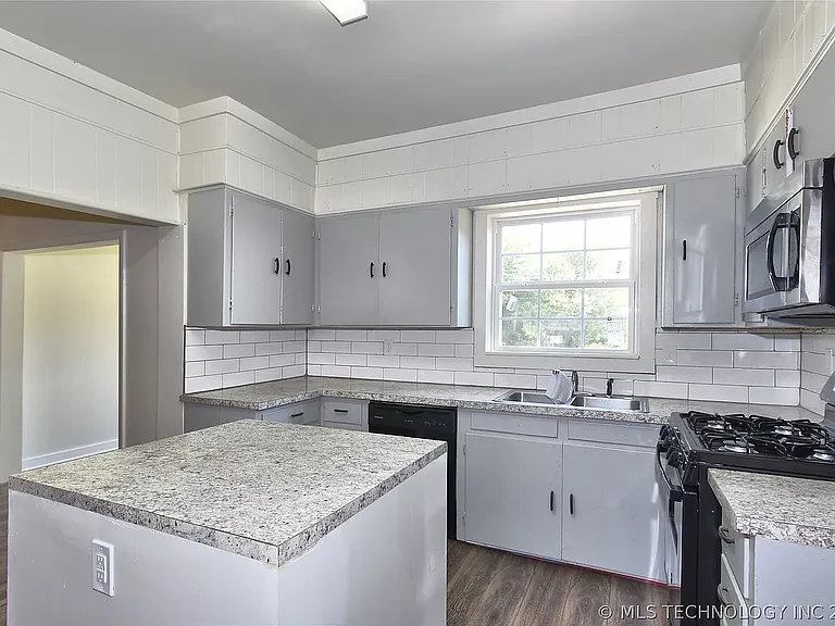 535 E Oak St — Photo 7
