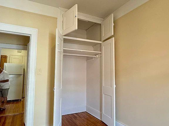 4th image of 2556 33rd St #1