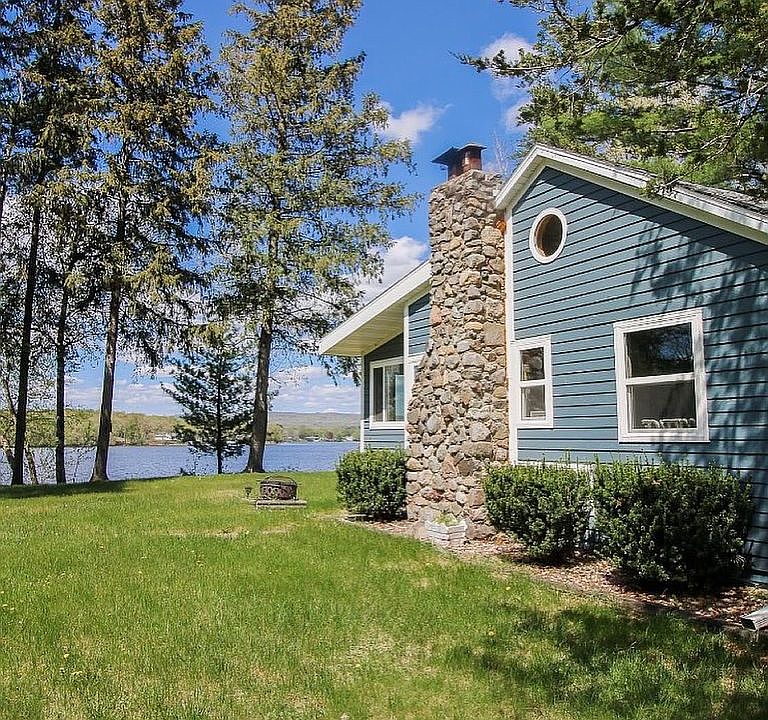 Side view of cottage 