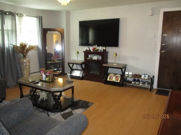 22 Nelson Dr APT 1E, Randolph, MA 02368
