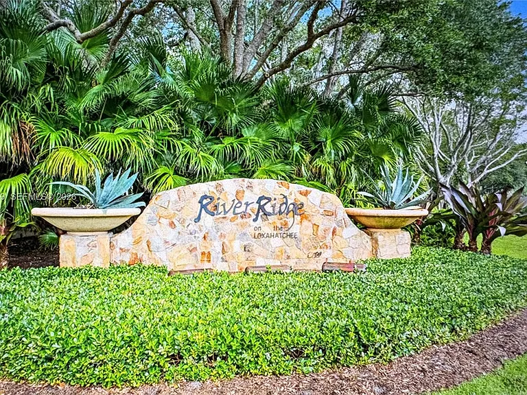 18265 SE Ridgeview Dr — Photo 1