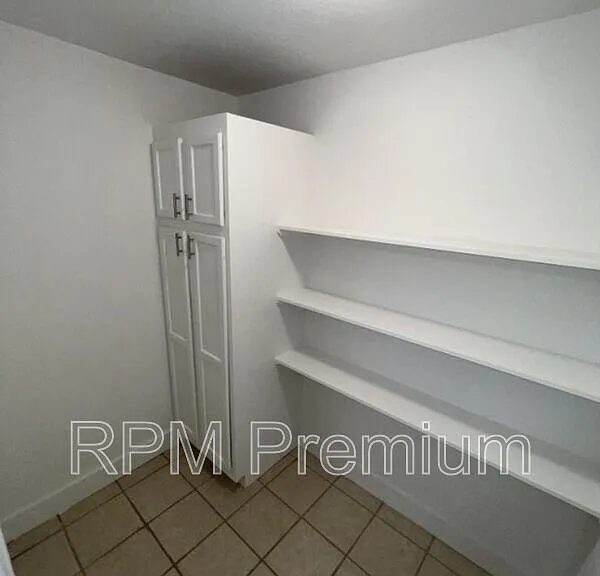 464 Wilton Dr — Photo 13