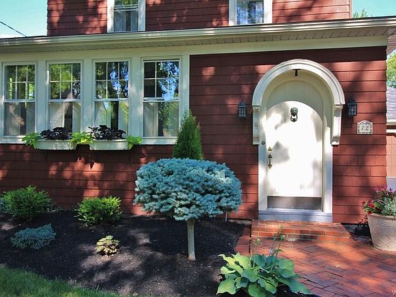 3rd image of 72 Royal Pkwy E