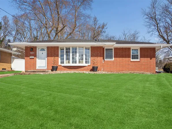 1801 Hillside St, West Des Moines, IA 50265