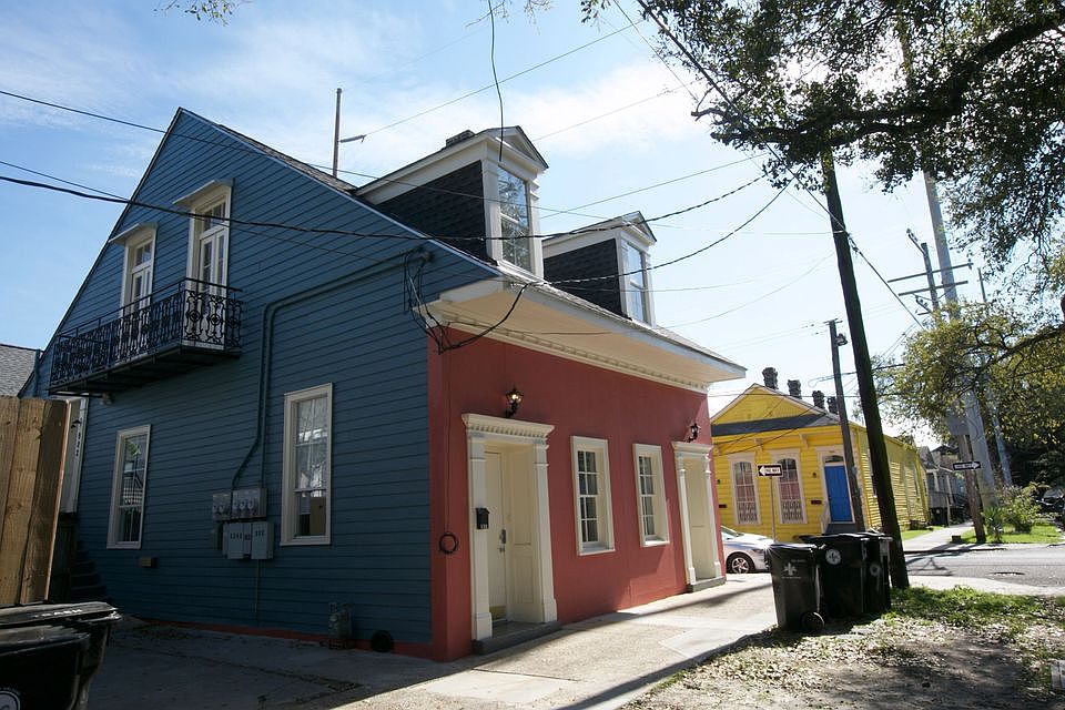 Angle from dorgenois Street. 
Apartment upstairs (the only one upstairs)