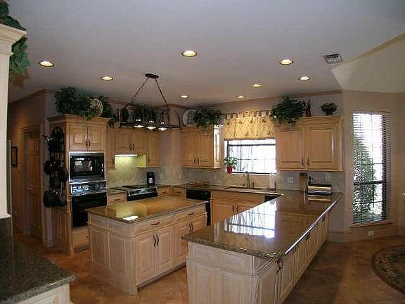3rd image of 819 Pearl Dr