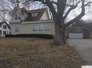 670 E 1st St, Dallas City, IL 62330