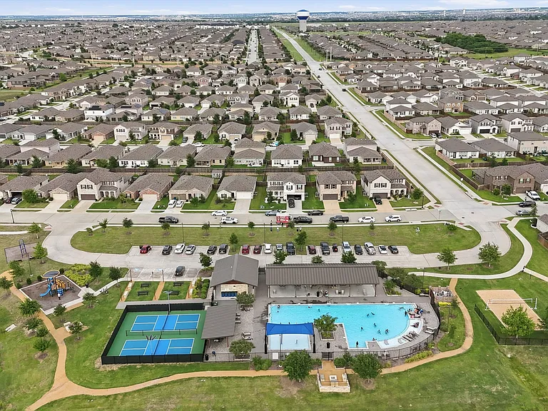 1810 Aslynn Cir — Photo 32