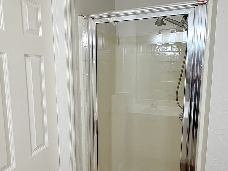 2401 Chadsford Ln — Photo 2
