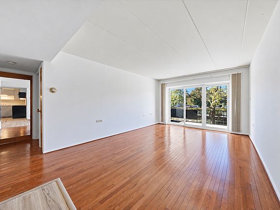 3rd image of 940 Holbrook Rd APT 32A