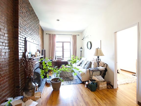 3rd image of 131 W 75th St APT 5